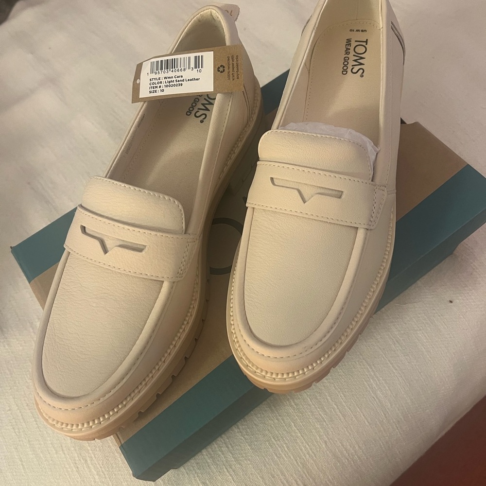 New in Box TOMS Women's Cara Beige Leather Loafers
